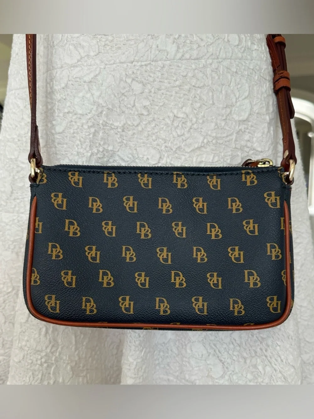 💐 Dooney & Bourke Gretta LexiCrossbody. Navy & Tan, Monogram. - Picture 2 of 11